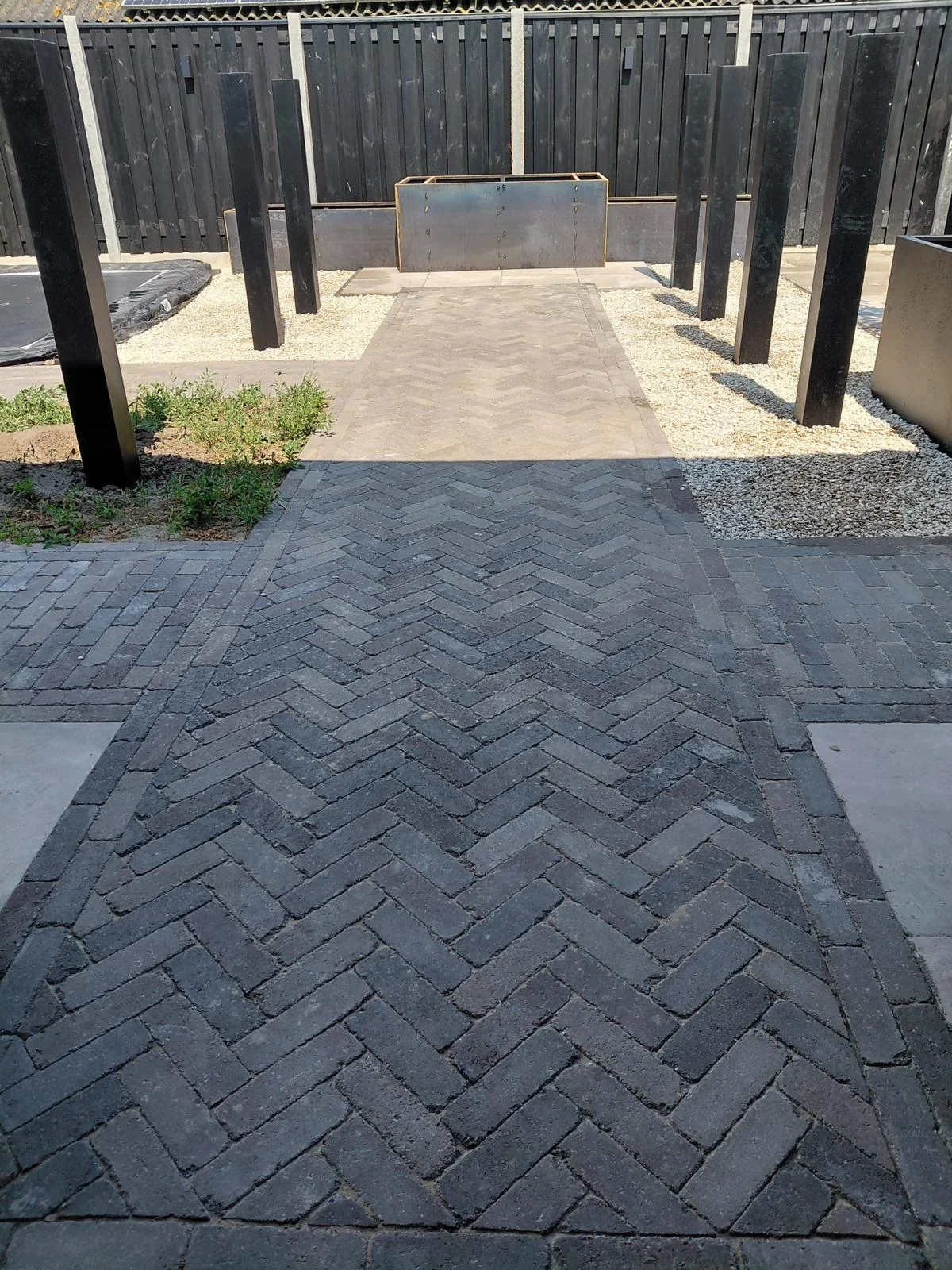 Klinkerpad onder de overkapping