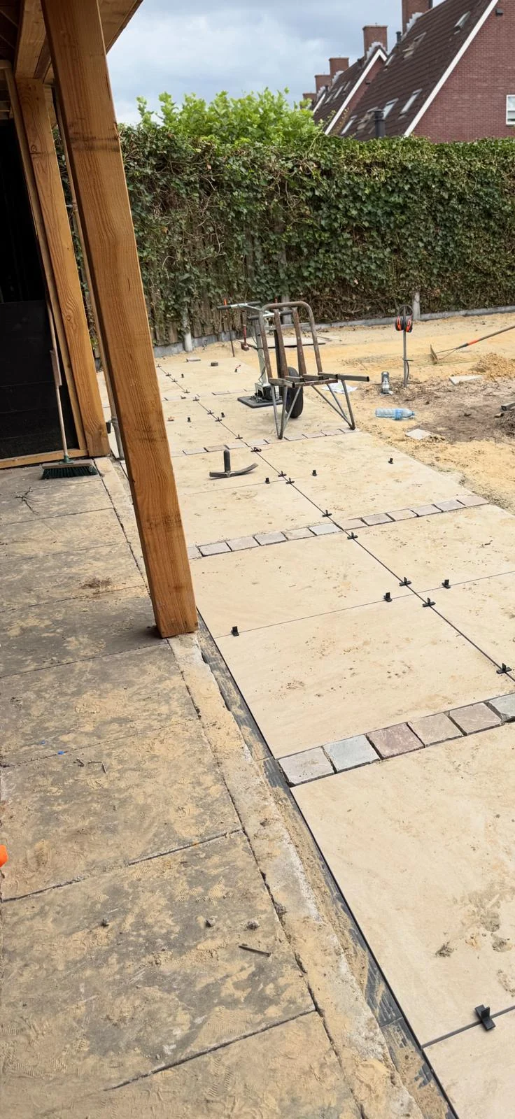 Terrastegels met afstandhouders tijdens het leggen