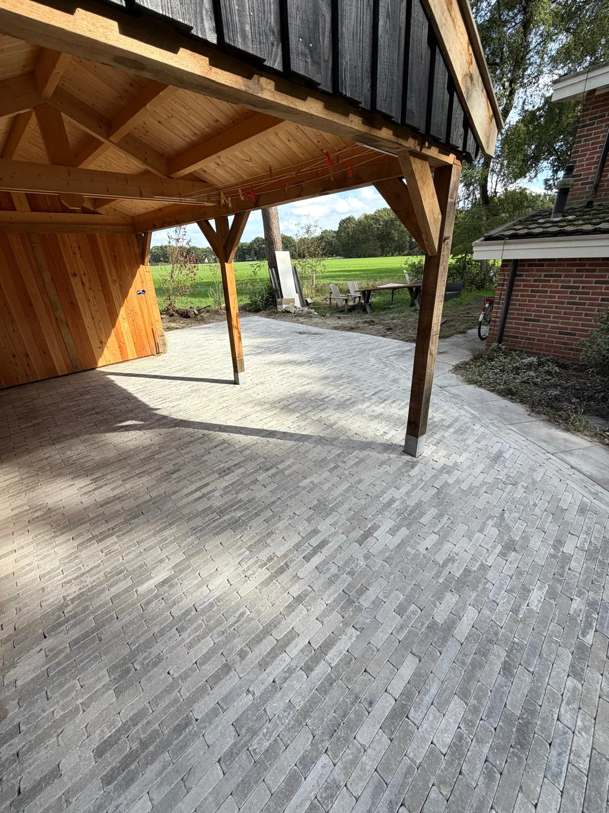 Afgewerkte klinkerbestrating onder de overkapping
