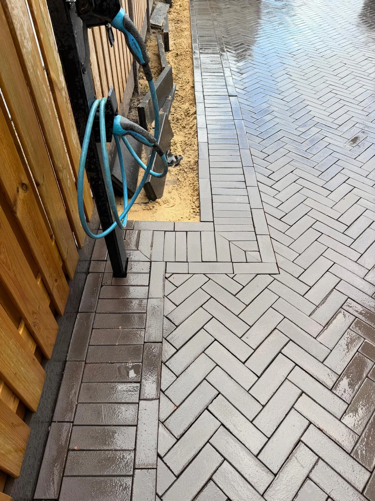 Klinkerpad langs de schutting