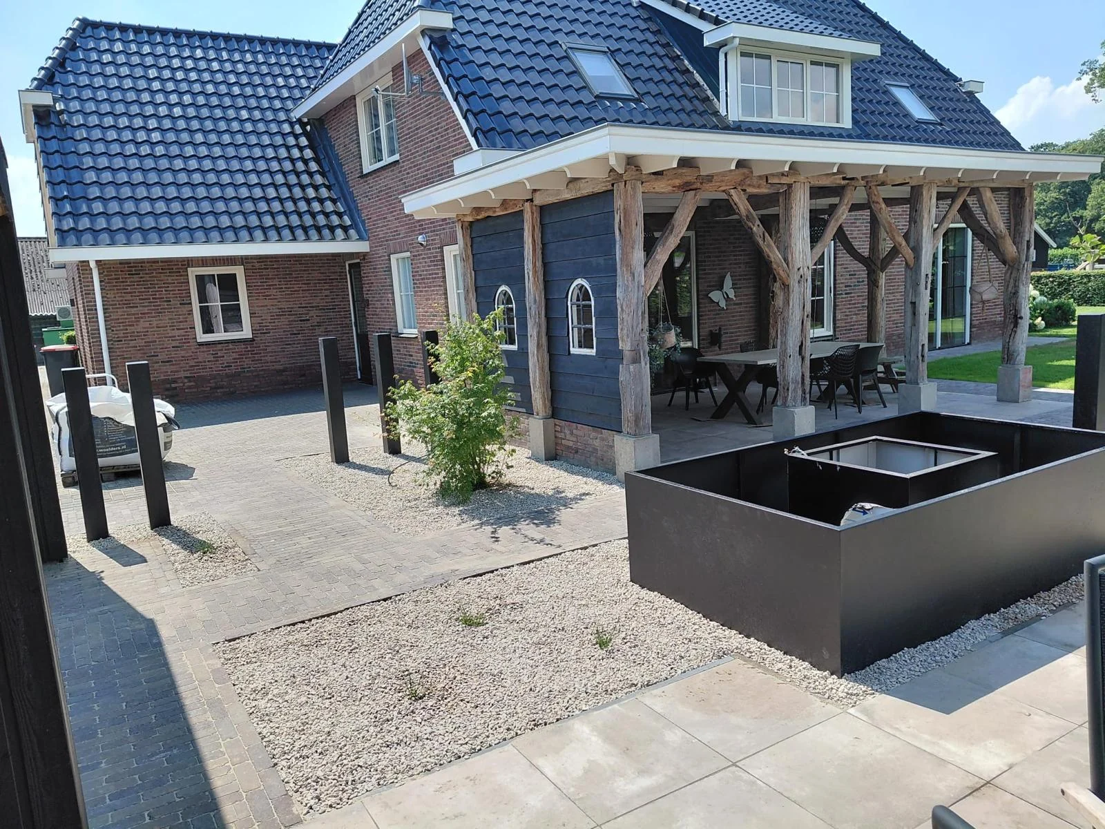 Overzicht van de bestrating bij de woning